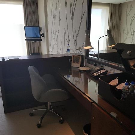 Taj Yeshwantpur Bengaluru Hotel Exterior photo A work desk in a hotel room