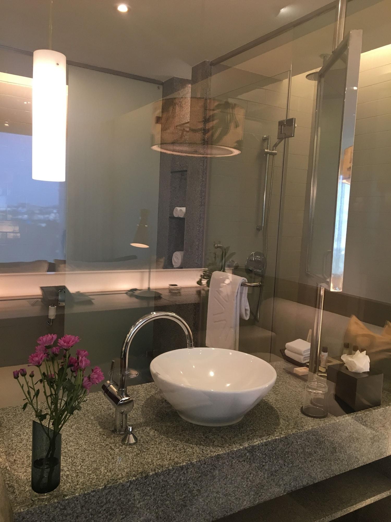 Taj Yeshwantpur Bengaluru Hotel Exterior photo Bathroom in a hotel
