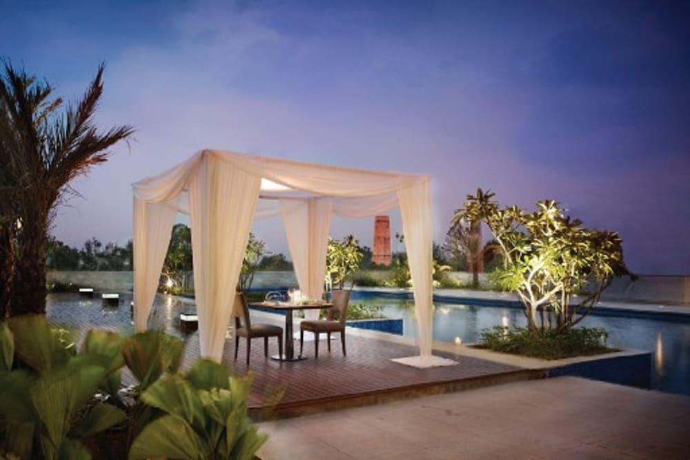 Taj Yeshwantpur Bengaluru Hotel Exterior photo The pool at the Taj Bengal