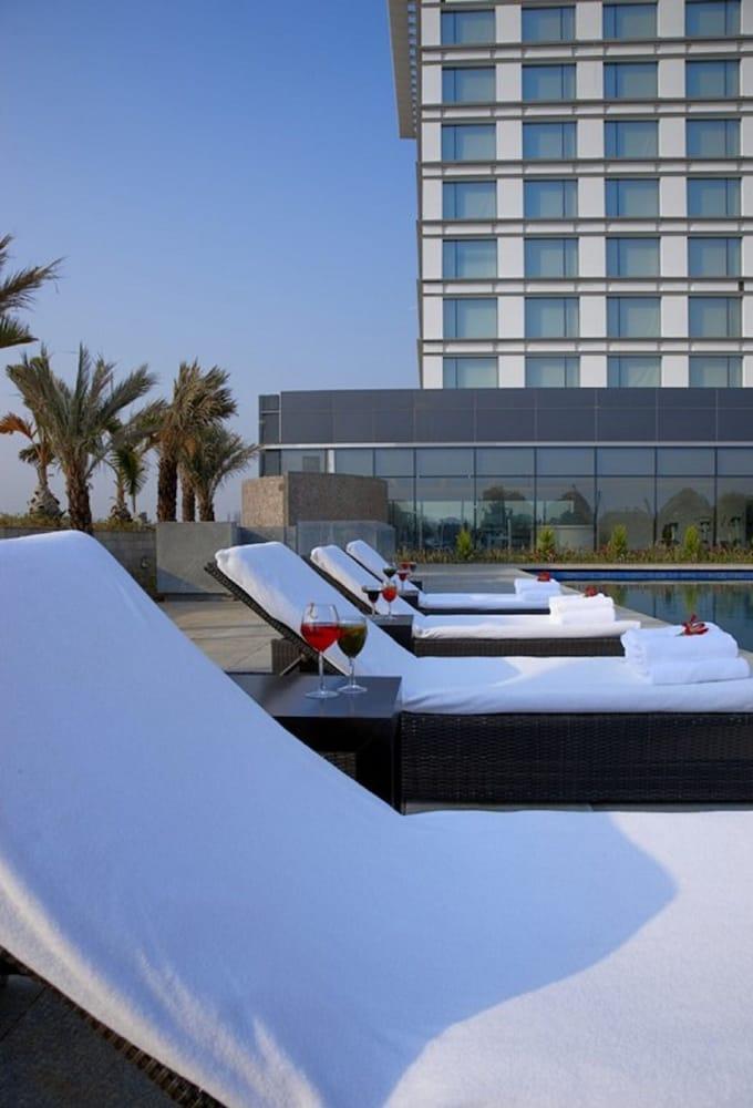 Taj Yeshwantpur Bengaluru Hotel Exterior photo The pool at the hotel