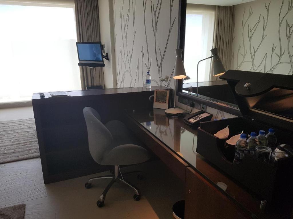 Taj Yeshwantpur Bengaluru Hotel Exterior photo A work desk in a hotel room