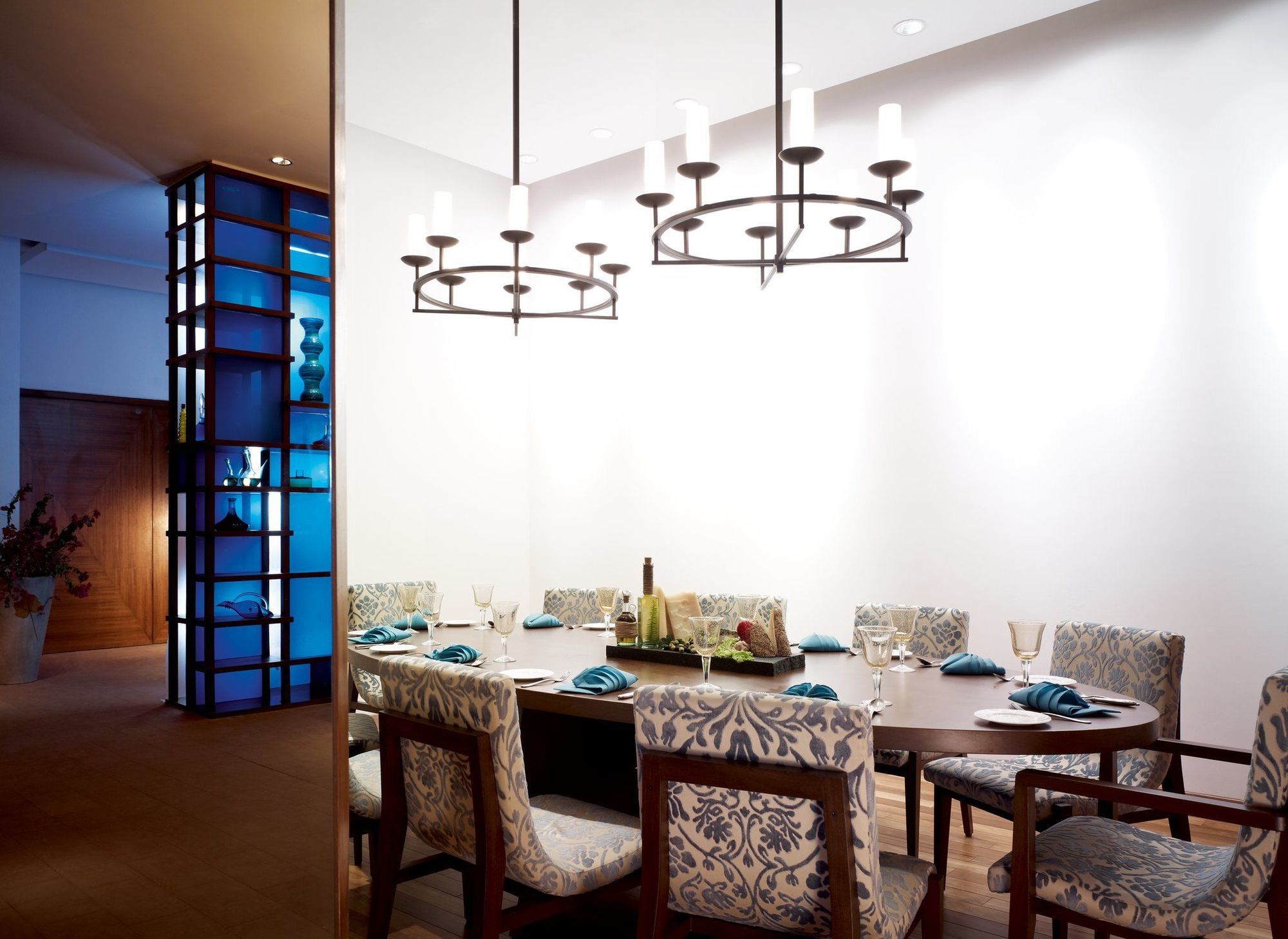 Taj Yeshwantpur Bengaluru Hotel Restaurant photo A dining room with a modern chandelier