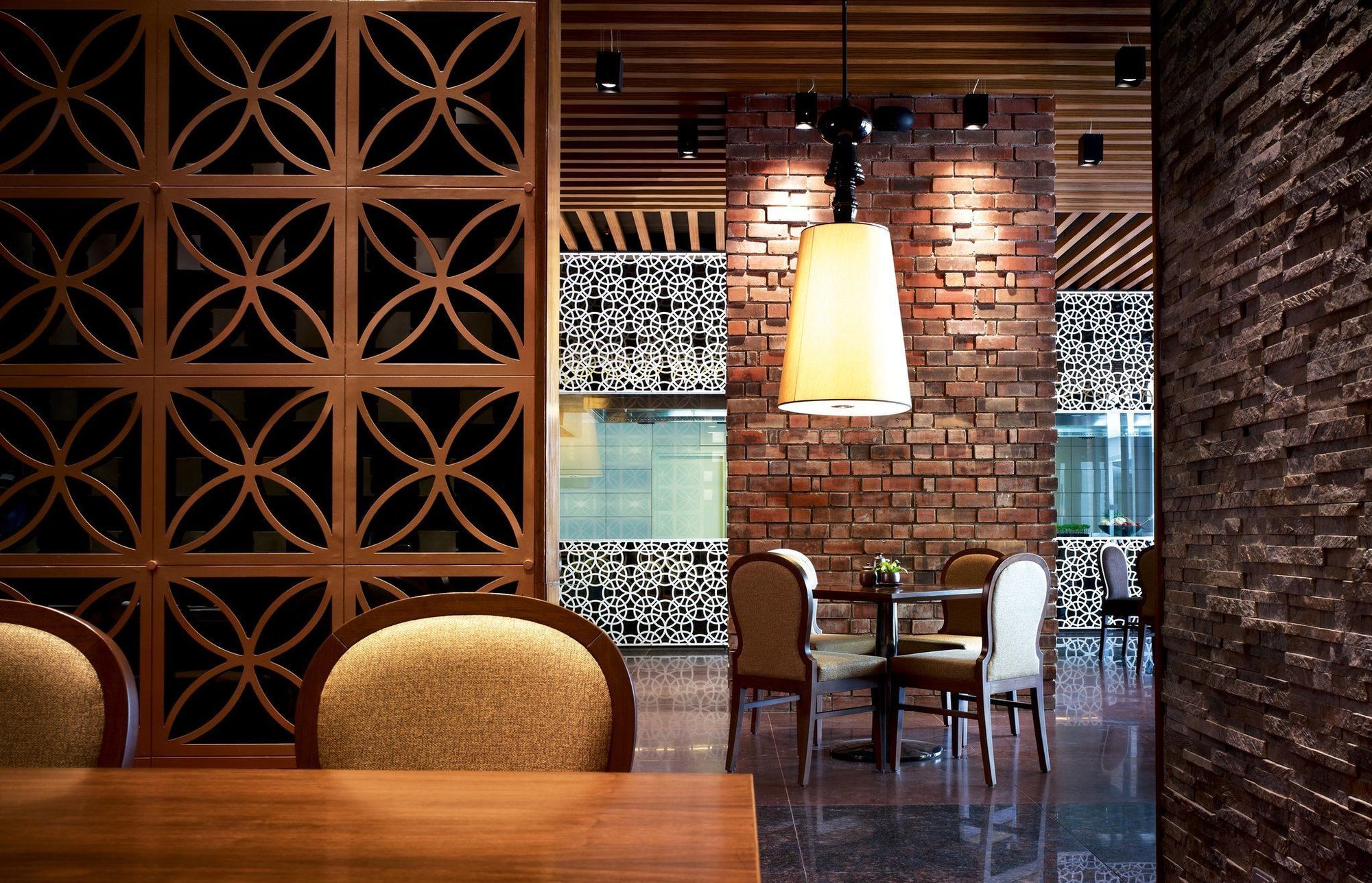 Taj Yeshwantpur Bengaluru Hotel Restaurant photo Interior of a restaurant in the hotel