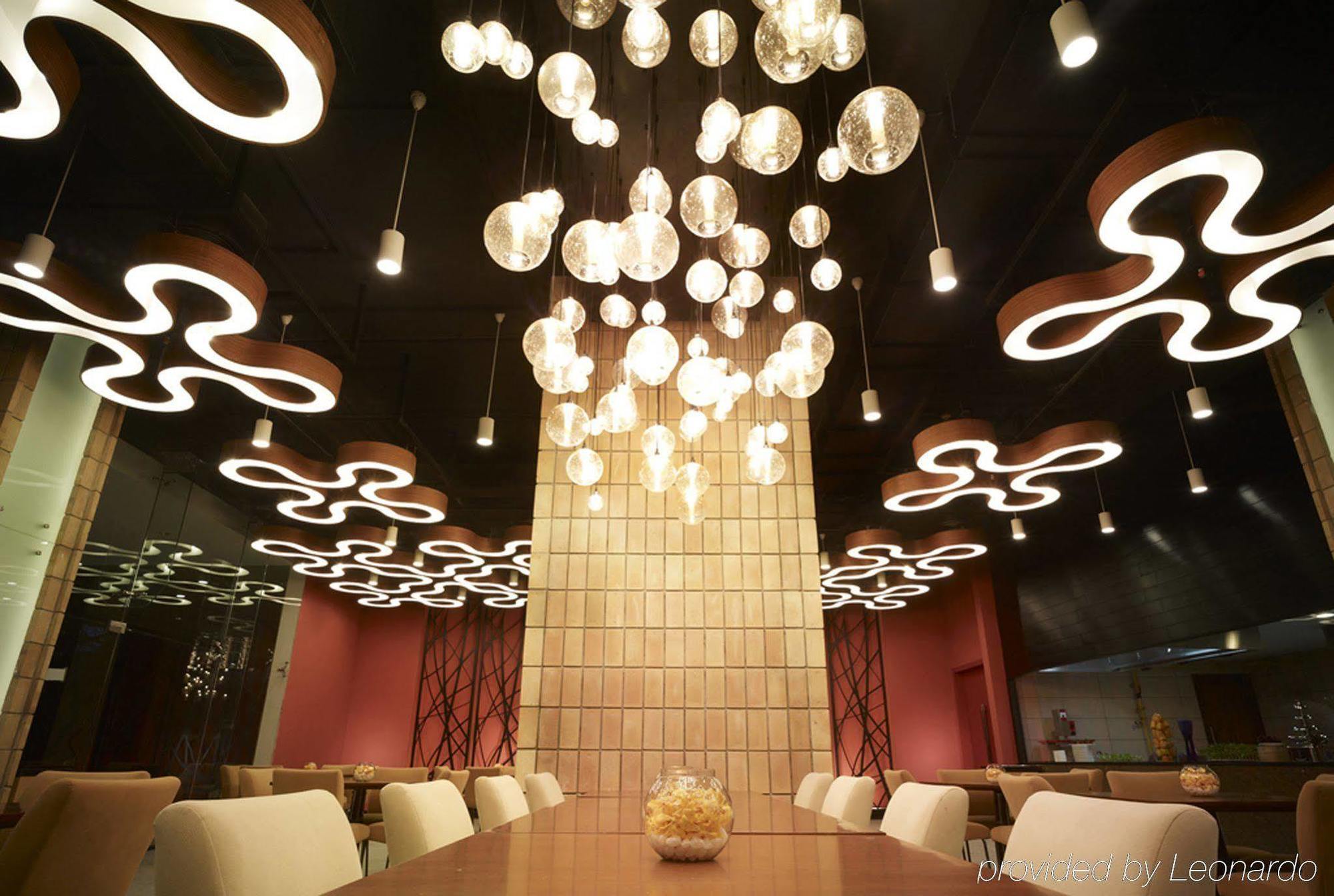 Taj Yeshwantpur Bengaluru Hotel Restaurant photo Interior of a restaurant in the airport